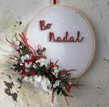 Flores para navidad. Adornos navideños con flores preservadas. Bastidor de flores para navidad