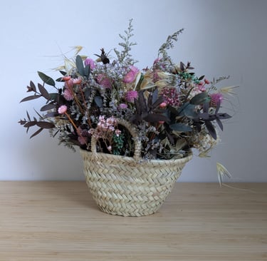 Capazo de varios tamaños con flores secas y preservadas, ideal para decorar rincones del hogar
