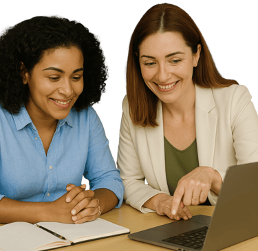 duas mulheres sentadas à mesa com caderno e notebook