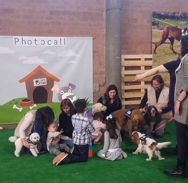 Ernest Belchi organizando un taller de niños y perros