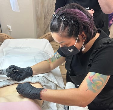 Performing a stretch mark blending tattoo procedure
