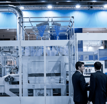 Diretor e Cliente da empresa verificando instalação de projeto de modernização e resultados gráficos