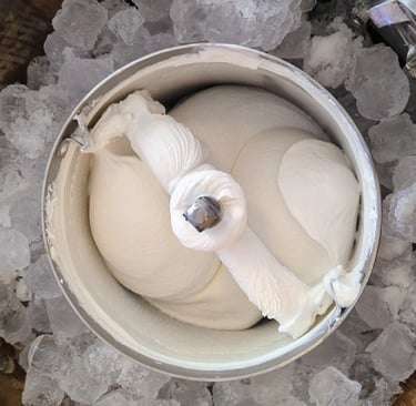 Onctueux sorbet coco dans une sorbetière traditionnelle