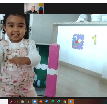  La Profe Cris en clase virtual con alumna de 1 año