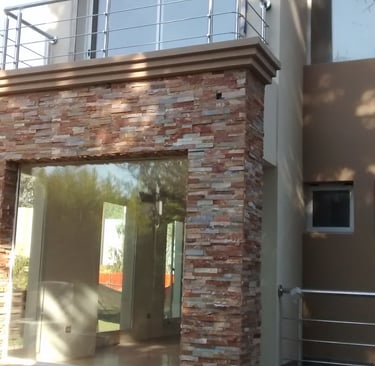 balcón de una casa con baranda en acero inoxidable