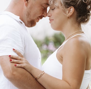 Romantisches Paarshooting in Oberfranken: Ein Paares, das im Stirn an Stirn den Moment genießt.