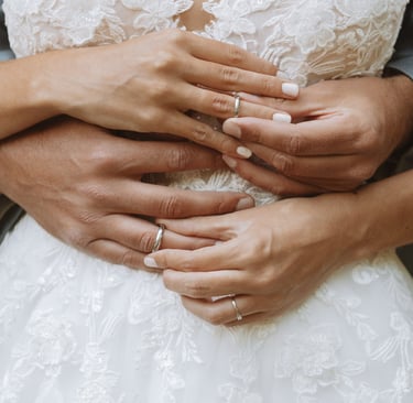 Hochzeitsfotograf Coburg: Emotionaler Moment des Ringtauschs bei der Trauung.