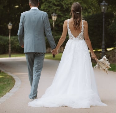 Shooting bei Schloss Hohenstein: Brautpaar Hand in Hand im Schlosspark. 