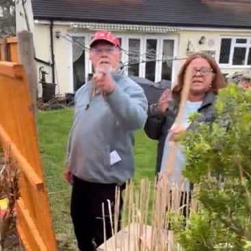 www.truthincontext.co.uk Murray and Rosa Bell not watching CCTV in Australia. At fence repositioning
