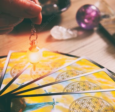 Différents matériaux et pierres peuvent être utilisés pour fabriquer des pendules,