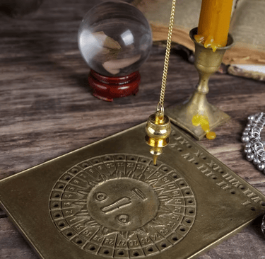 Un pendule témoin est un type de pendule qui possède une ouverture et comprend un petit espace.