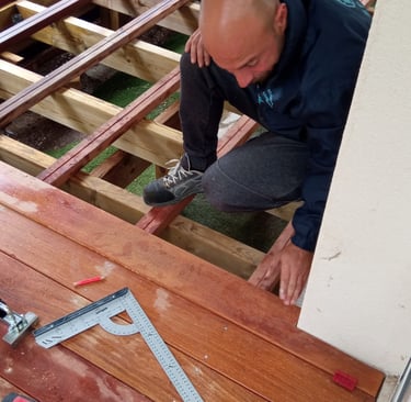 bati fl 'eau professionnel installant une terrasse en bois exotic sur une structure en bois