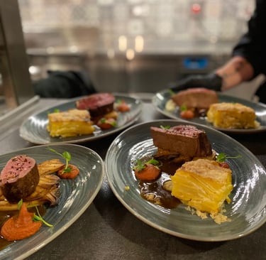 Fleisch und Kartoffelgratin auf den Tellern Catering Irishalle Eriskirch