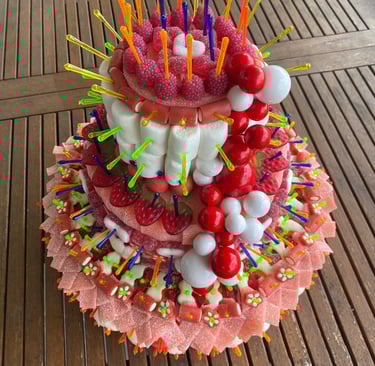 Cration d'une pice monte en bonbons a 3 tages par la socit Crazy bask domicilie a Biarritz prestatai