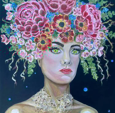 Portrait hybride Brunette, visage aux yeux félins et parure en plastique marin recyclé.