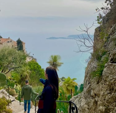 Vue panoramique depuis le jardin d'Èze : horizon sur la Méditerranée, sculptures & plantes exotiques