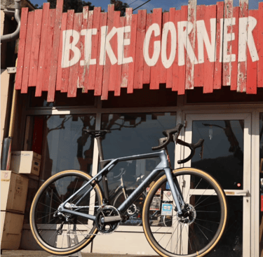 Image d'un vélo de route de la marque lapierre devant le magasin bike corner sisteron