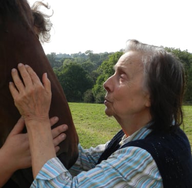 Une femme âgée communique avec Quali  notre cob normand