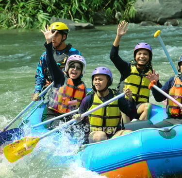 Peserta rafting Sungai Elo mengarungi jeram dengan perahu karet, dikelilingi pemandangan hijau alami di Magelang
