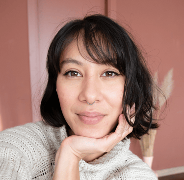 a woman with a white sweater and a white sweater