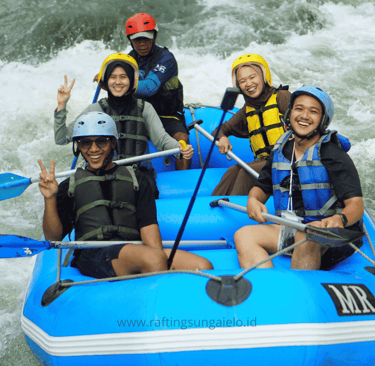 Tim rafting melintasi jeram Sungai Elo dalam paket petualangan seru di Magelang.