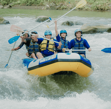 Peserta menikmati serunya rafting di Sungai Elo Magelang dengan pemandangan alam yang hijau