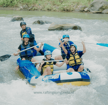 lo rafting di tengah pesona alam Magelang yang masih alami dan sejuk.