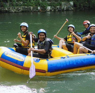 keseruan peserta menikmati serunya rafting sungai elo