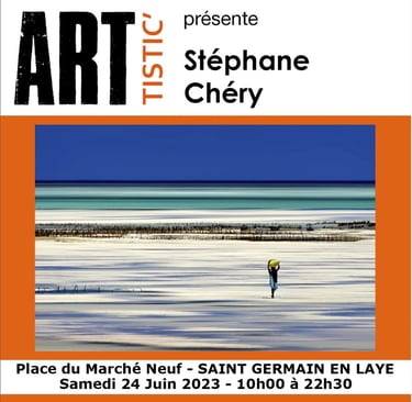 une personne marchant sur une plage à Zanzibar avec un sac jaune sur la tête. Saint Germain en Laye.