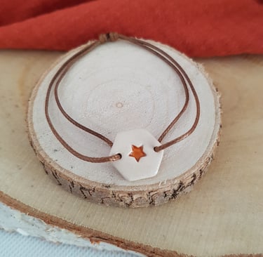 bracelet avec pièce céramique hexagonale émaillée de couleur marron cordon ajustable