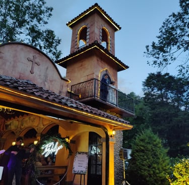 Una boda en boquete con los novios posando en la capilla de valle escondido