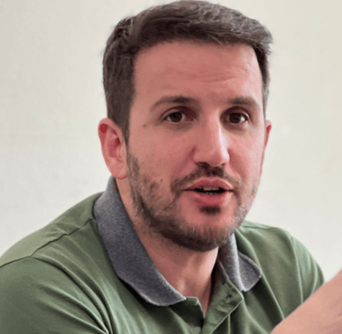 Jamir Calili, um homem branco, veste uma camisa verde na foto.