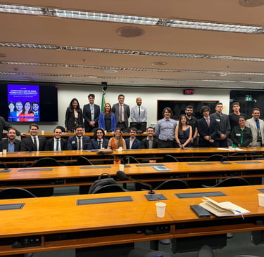 Participantes do evento reunidos, incluindo debatedores e demais convidados.
