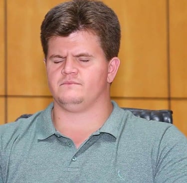 Felipe Rigoni, líder livres, usando uma camisa verde, sentado à mesa.