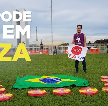 homem em gramado verde segurando cartaz escrito stop pizza stf em imagem com logo do livres