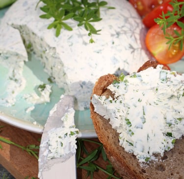 Herrlich lecker: Frischkäse aus Wiesenlabkraut auf frischem Brot