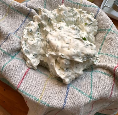 Selbstgemachter Frischkäse mit Labkraut