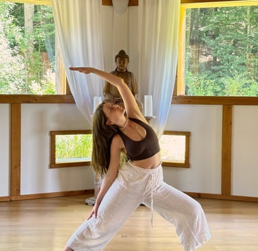 Eine Frau in einer Yoga Pose auf der Yogamatte in Hof bei Salzburg.