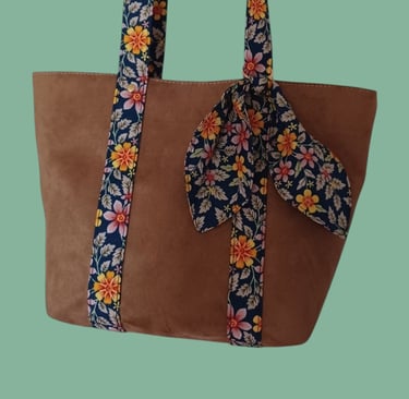 Sac UP2MEL en suédine et tissu fleuri, confectionné à partir de chutes upcyclées