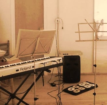 piano roland , partitura, atril musica