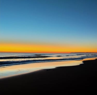 Maravillosa fotografia de un amanecer a orillas del mar lamina enmarcada