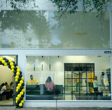 Foto da fachada de um ponto comercial