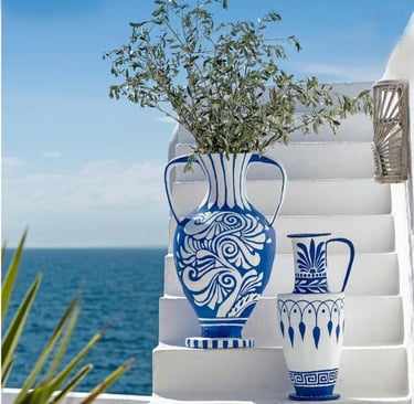 um vaso azul com uma planta dentro
