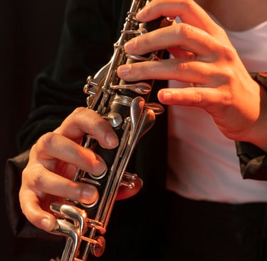 gros plan sur des mains qui jouent de la clarinette