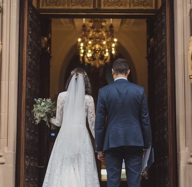 española y extranjero casándose para regularizar situación migratoria