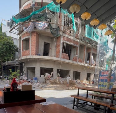 Eine Baustelle in DaNang gleich neben einem Restaurant.