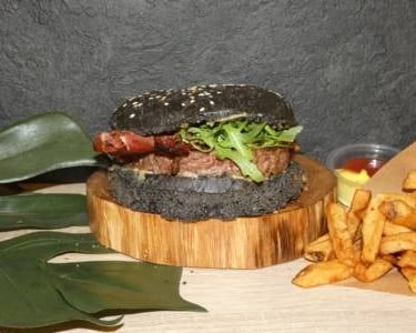 Burger Black Angus Tribeca avec steak 150g Black Angus, crème de chèvre au basilic, confit d'oignons