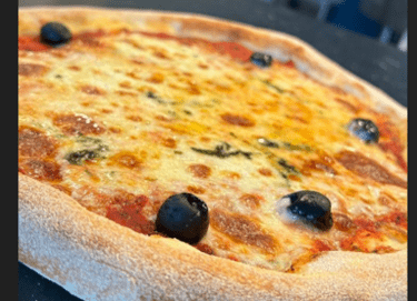 Pizza Margherita avec pâte maison fermentation 72h, sauce tomate, mozzarella et huile d'olive