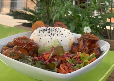 Rougail saucisses au combava et gingembre avec riz parfumé, banane plantain- L'Annexe Mauguio