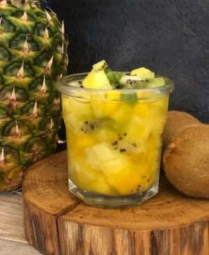 Salade de fruits frais avec mangue, ananas et kiwi sélectionnés à maturité - Dessert L'Annexe